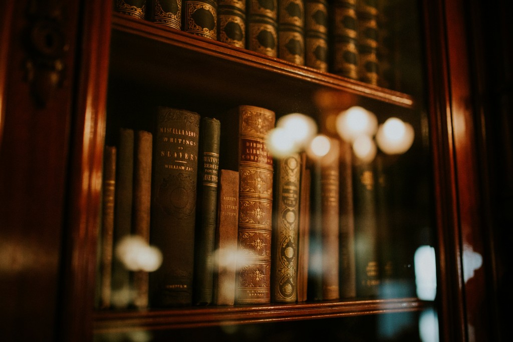 Estante de vidro com livros jurídicos